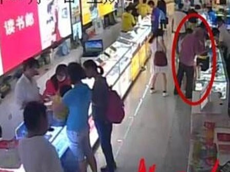 Bé gái 10 tuổi bị ông lão 70 quấy rối tình dục ở hiệu sách