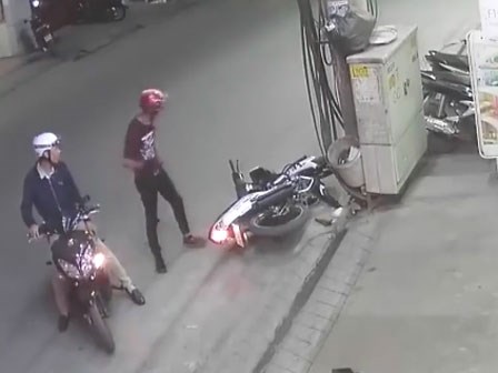 Phóng như 'ma đuổi', thanh niên lao xe máy cắm đầu vào cột điện
