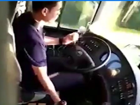 Cái kết đau đớn cho tài xế vừa lái xe vừa gọt táo ăn