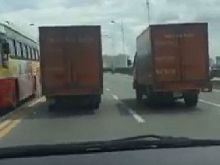 Hai xe thư báo dàn hàng ngang trên cầu Vĩnh Tuy gây phẫn nộ