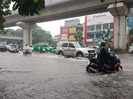 Hà Nội mưa lớn, nhiều phố mênh mông nước