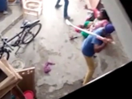 Sinh con gái, người phụ nữ bị gia đình chồng dùng gậy đánh cho thừa sống thiếu chết
