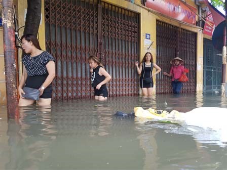 Nhịp sống đảo lộn sau trận mưa bão gây ngập đường phố