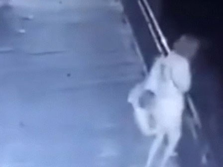 Rượu vào mất kiểm soát, chồng túm chân vợ ném ngược từ ban công tầng 2 xuống đất