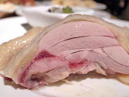 Nước luộc thịt sủi bọt có phải do lợn nhiễm hóa chất?-2