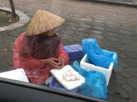 Một đoạn clip gây tranh cãi: Thấy bà cụ bán hàng rong bên đường liền chạy tới ủng hộ, nào ngờ đó là mẹ ruột từng đem mình cho người khác-5