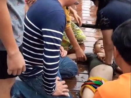 Thái Lan: Bé trai bị rơi xuống hồ nước tưởng chết đuối, bất ngờ điều kỳ diệu đã xảy ra
