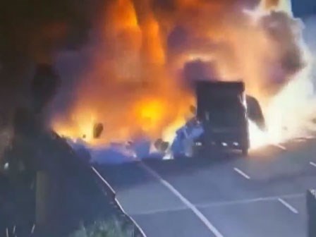 Video: Đâm ô tô đỗ bên đường, xe tải nổ như bom trên cao tốc