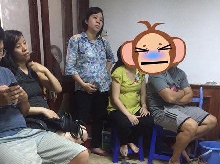 Chị em dậy sóng vì cảnh các ông chồng chiếm ghế ngồi bấm điện thoại, bà bầu đứng la liệt trong phòng khám thai