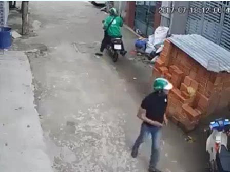 Đối tượng mặc áo Grabbike chở đồng phạm đi 