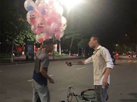 Chán nản vì bán ế, cụ già không ngờ lại được chàng trai mua hết tất cả số bóng bay còn lại