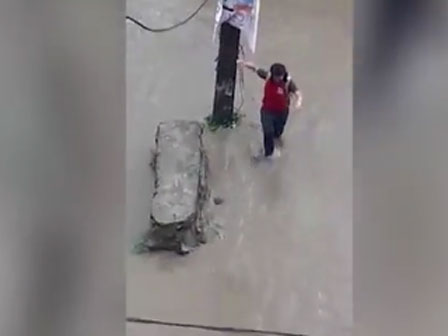 Xe tải chở hàng lật nhào ở khúc cua, người đàn ông thoát chết kỳ diệu-1