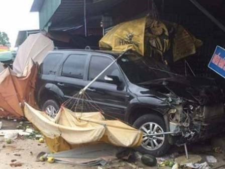 Xe biển xanh gây tai nạn liên hoàn, 5 người thương vong