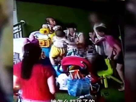 Con bị giành đồ chơi, người phụ nữ tức tối tát bé gái 2 tuổi đến phát khóc
