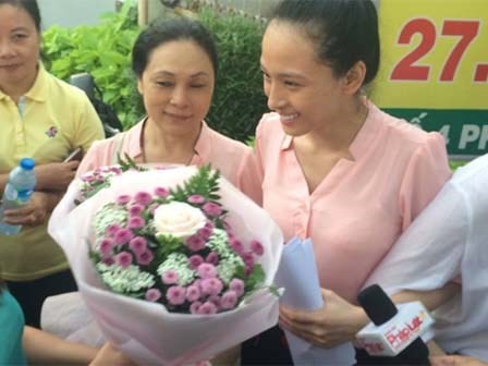 Mẹ hoa hậu Phương Nga cho biết con gái mắc bệnh viêm phổi, sức khỏe ngày càng xuống dốc