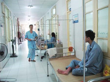 Hà Nội thêm hàng trăm ca sốt xuất huyết mỗi ngày: Vợ chồng cùng nhập viện, con cái phải gửi về quê