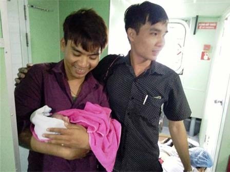 Chàng trai 22 tuổi đỡ đẻ cho mẹ bầu giữa biển khơi: