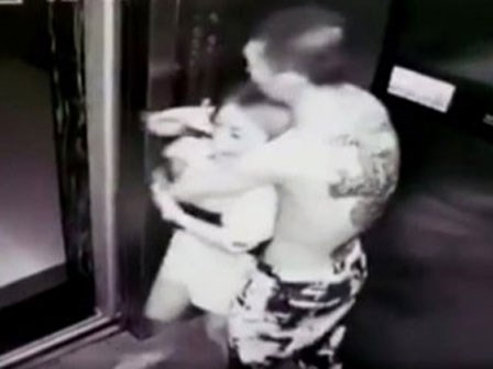 Thanh niên xăm trổ uy hiếp, sàm sỡ thiếu nữ tại thang máy