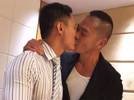 Chuyện tình đẹp: MC đồng tính Hồng Kông từ bỏ gia sản triệu đô để kết hôn với bác sĩ chữa bệnh ung thư cho mình