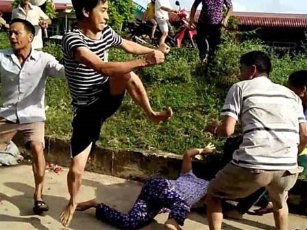 Cả nhà hàng xóm xông ra chém, đánh tàn nhẫn vợ chồng lớn tuổi