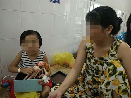 Bé gái 5 tuổi ung thư xương mong gặp mẹ lần cuối