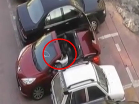 Khoảnh khắc ô tô tông văng xe máy để trả đũa sau va chạm-1