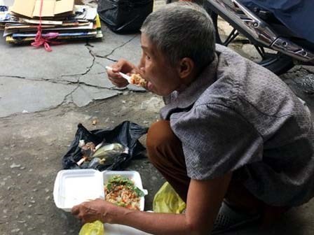 Người đàn bà tuổi 70 dốc lòng nuôi cháu, cuối đời vất vưởng sống vỉa hè