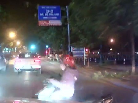 Tài xế mở cửa bất cẩn, cô gái đi xe máy ngã văng trước đầu ô tô