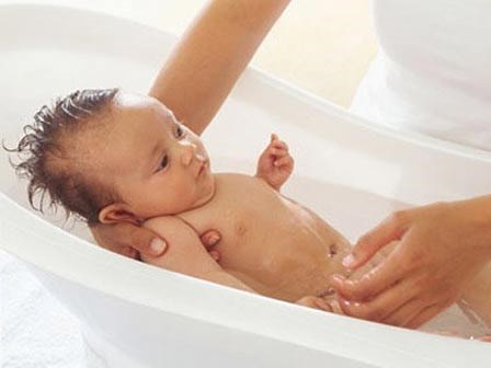 Trẻ hẹp bao quy đầu điều trị tại nhà thế nào?