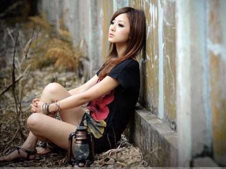 Bất ngờ, người yêu cũ bước vào với hoa tươi và bánh sinh nhật trong ngày tôi thử áo cưới