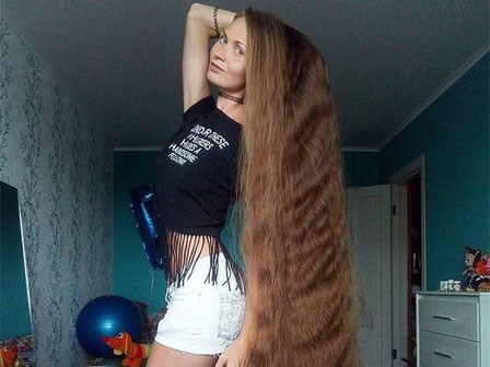 Nhận lời thách thức từ một người bạn, cô gái xinh đẹp quyết tâm không cắt tóc trong suốt 14 năm