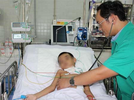 Bé 5 tuổi ngã hàng rào, cây sắt cắt lìa cổ họng
