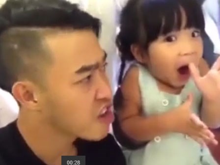 Clip bố cùng con gái nhỏ diễn hài cực kỳ dễ thương