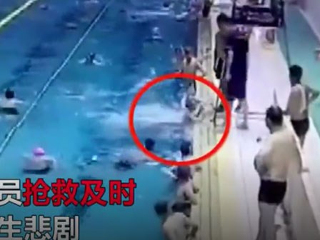 Cảnh báo: Bé 5 tuổi chới với trong bể bơi mà người lớn không phát hiện ra