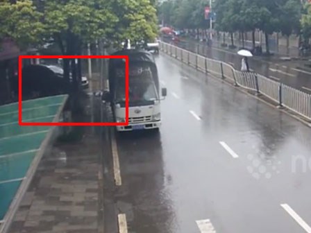 Lùi ô tô bay vèo qua dải phân cách, 'nuốt chửng' 2 người đi xe máy