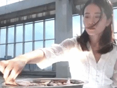 Thất tình, thánh ăn công sở trổ tài ninh chân giò bằng ăng - ten chảo