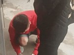 Nam thanh niên quỳ gối trước cổng học viện Âm nhạc Quốc gia Việt Nam gây xôn xao-3