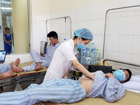 Nguy cơ chảy máu ồ ạt khi sốt xuất huyết tự uống hạ sốt