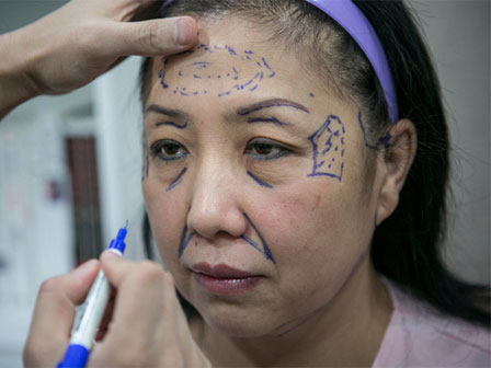 Lợi dụng trí nhớ siêu phàm, nhân viên thu ngân học thuộc lòng thông tin thẻ tín dụng của hơn 1300 khách hàng để tiêu xài-3