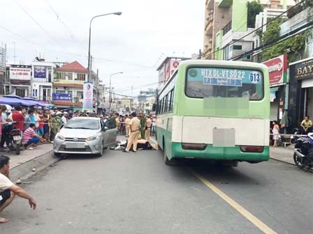Cửa ô tô bất ngờ mở khiến cô gái chạy xe máy ngã ra đường, bị xe buýt cán tử vong