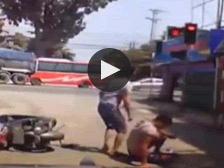 Bị xe máy vượt đèn đỏ tông ngã, 2 thanh niên đi đúng luật vẫn... bỏ chạy