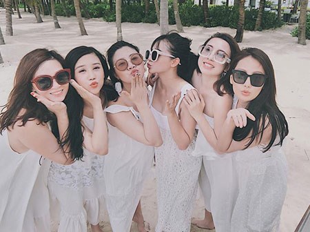 Nhóm bạn thân 6 hotmom Hà Nội trẻ xinh, kinh doanh giỏi, du lịch nước ngoài như đi chợ khiến chị em ngưỡng mộ