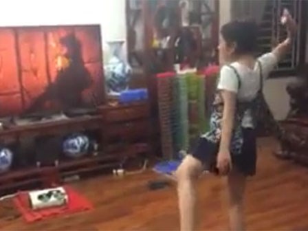 Clip hài: khi nữ game thủ quá nhập tâm môn... chém chuối