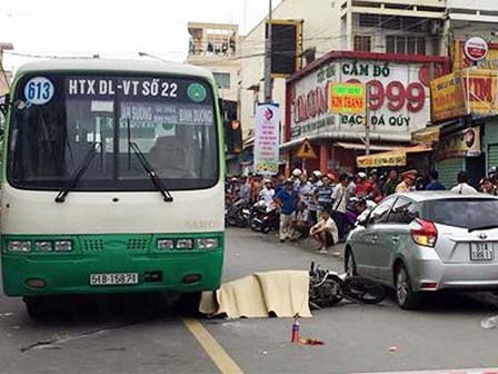 Mở cửa ô tô bất cẩn, cô gái chết thảm: Tài xế phải chịu trách nhiệm hình sự