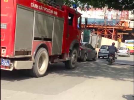 Xe cứu hoả hú còi liên tục, các phương tiện phía trước ung dung không nhường đường