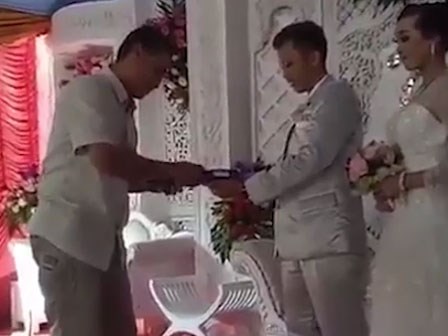 Thời buổi này, đi ăn cưới là phải quẹt thẻ không cần phong bì