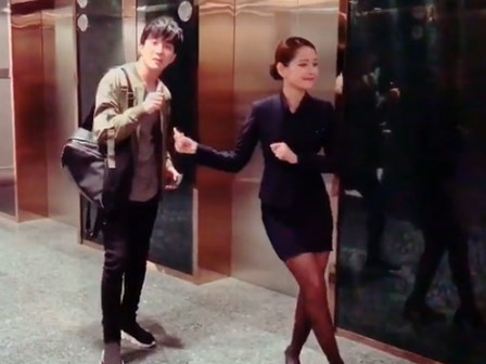 Không nhịn nổi cười với màn múa phụ họa cực khó đỡ của Chi Pu