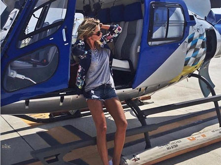 Con nhà giàu Nga ngồi xe sang, rải tiền trên phố-4