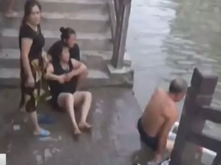 Bi kịch: Vợ mới học lái lao xe xuống sông, 2 vợ chồng được cứu sống, 5 người con tử vong