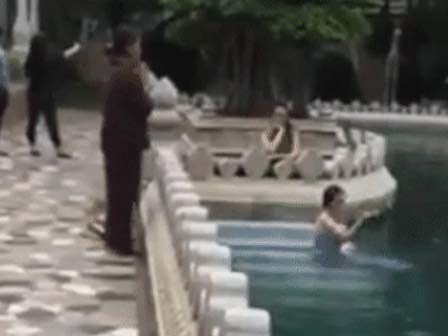 Cô gái hồn nhiên tắm giữa hồ nước trong chùa